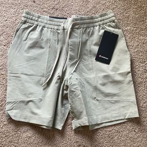 NWT Lululemon Mens Bowline Short 8” L